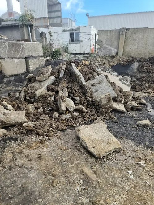 Type 3 All type mixed with Less 10% Vegetation\Concrete \Rock mixed. Dry